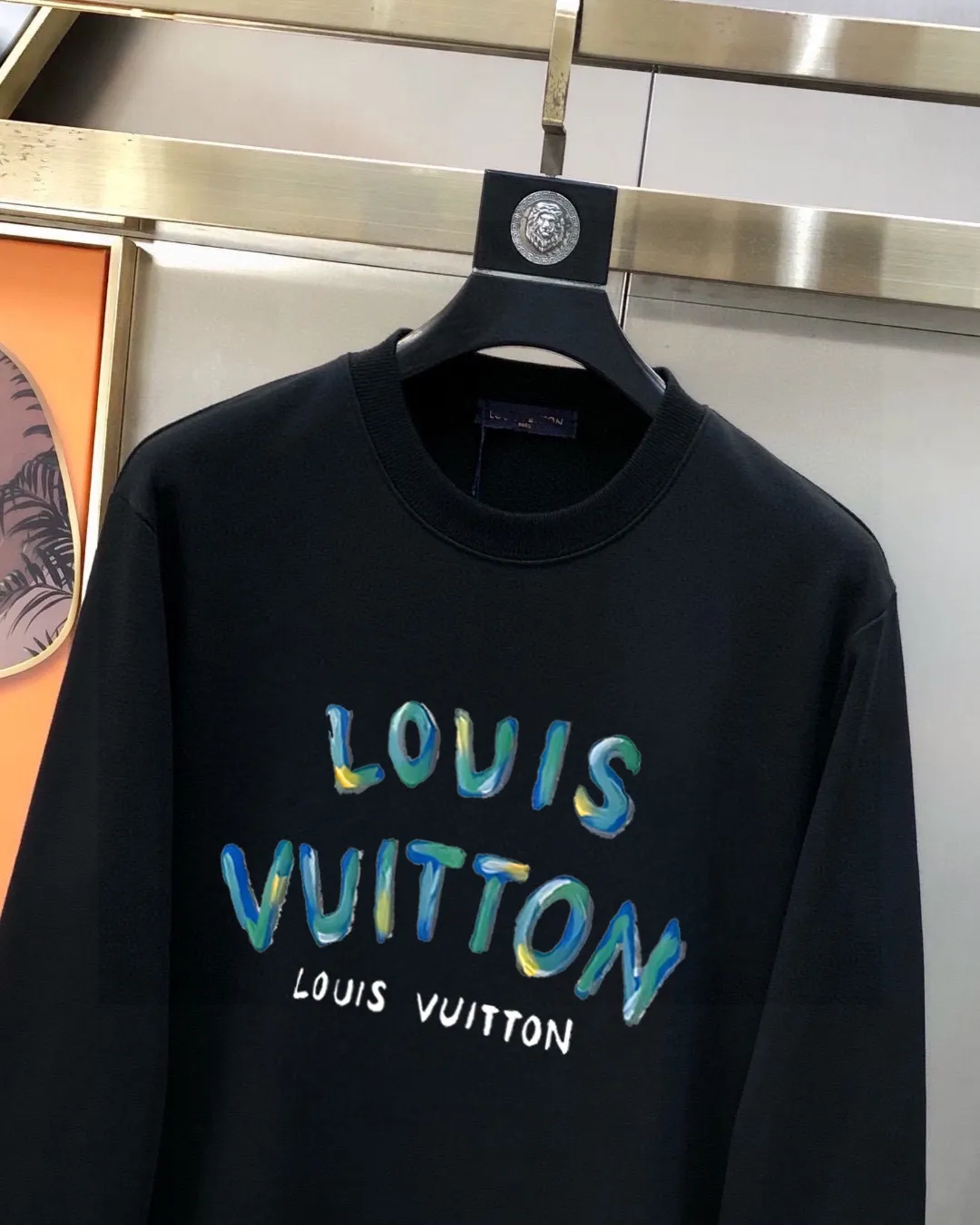🅿️220 brand [LV Louis Vuitton] (good news for fat people) 2025ss autumn latest long-sleeved round-neck sweatshirt, on sale simultaneously on the official website. Refreshing and breathable. Made of top Tencel Roman. Comfortable and soft. 3D three-dimensional clarity. Super fashion sense. Great for gifting and keeping for yourself. Size: M-5XL (can wear up to 220 pounds)